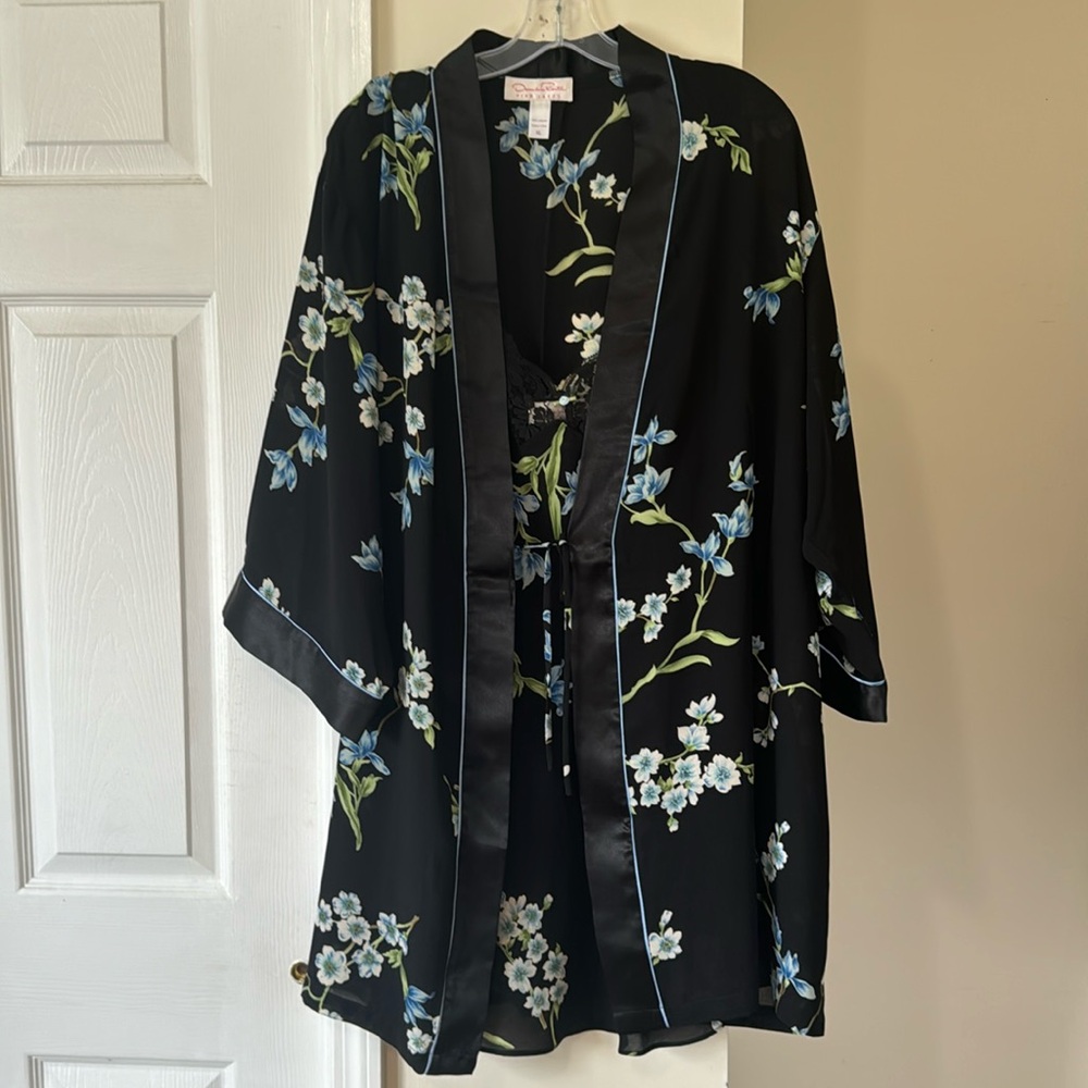 Oscar de la Renta Black Floral Satin-Trim Robe